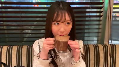 Hun er en veninde, som tilhørte den samme klub på universitetet. og hun er den mest attraktive pige i klubben. det er en japansk sexet atmosfære.